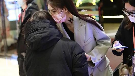 大衣 30岁的张予曦咋还这么可爱，穿大衣配双马尾，发量“惊人”好羡慕