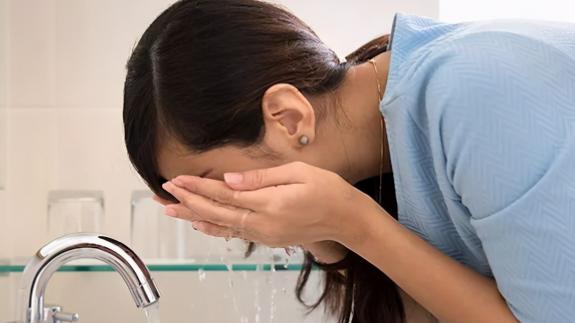 防晒|毛孔粗大的女生，坚持4个洗脸好习惯，轻松养回牛奶肌