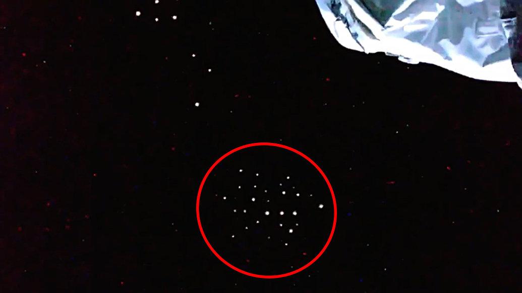 国际空间站 国际空间站夜间直播，拍到40个排列整齐的发光UFO，随后信号中断