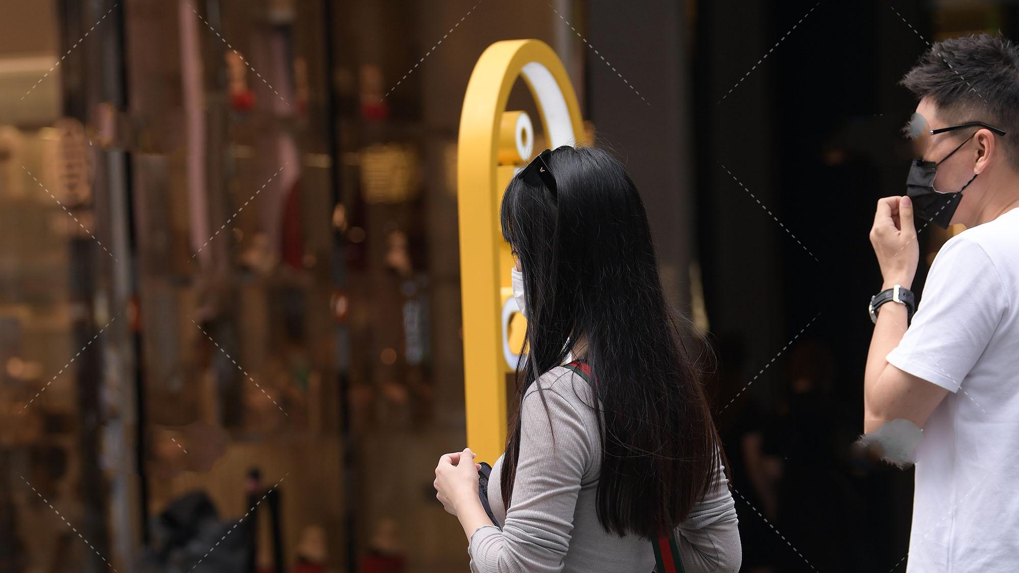 灰色针织透明衫搭配浅色牛仔;喇叭裤,能为你节省很多时间的职场穿搭