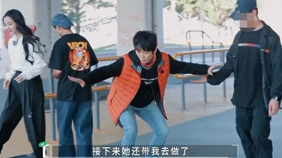 短发 61岁成方圆玩滑板！留短发妆容精致很干练，开卡丁车显酷飒