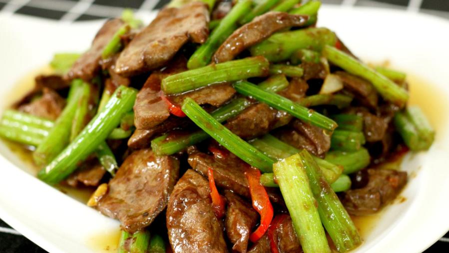 面食|这样做的猪肝炒西芹，好吃又美味，在家也能做
