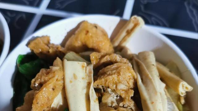 |福建老板自创美食30年，晚上生意比白天好，环境破旧客人还吃得欢