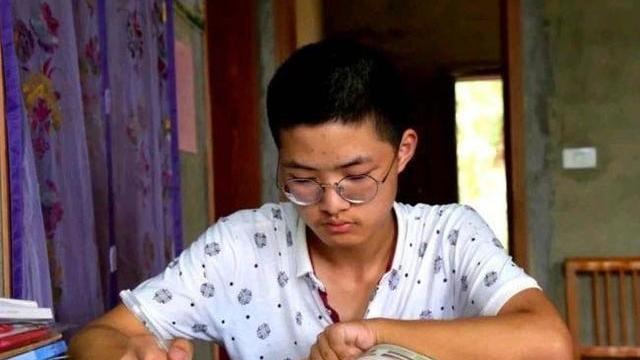 萌听小c姐|寒门学子胡安康：父母残疾，全家挖野菜生活，高考685分考上清华