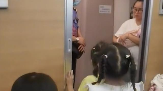 情侣 重庆一女子带6个小孩乘火车被列车员要求补票，原因让网友炸锅了