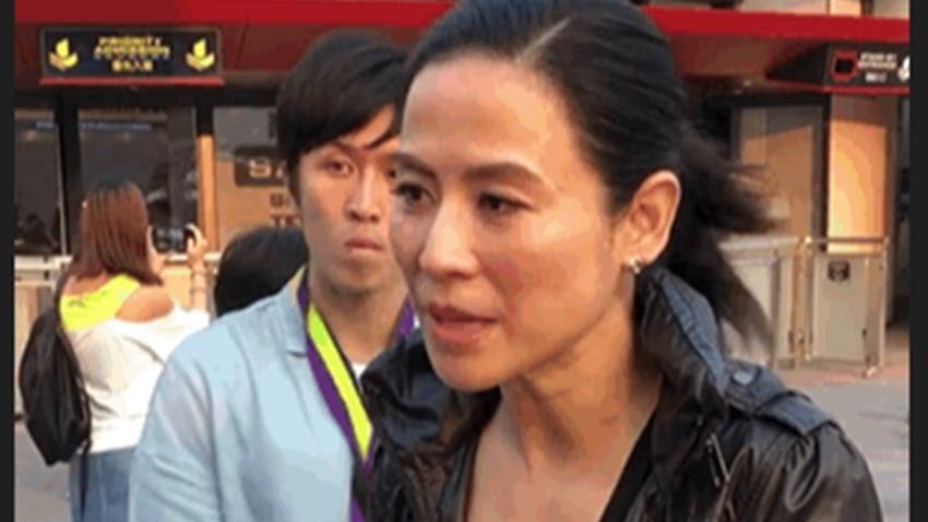 衬衫 宣萱穿露肩装参加晚宴，51岁皮肤松弛脸憔悴，但颜值依然很出众！