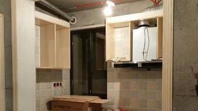 农村婆婆来参观新房，电视墙像墓碑，过道像墓道，气死了