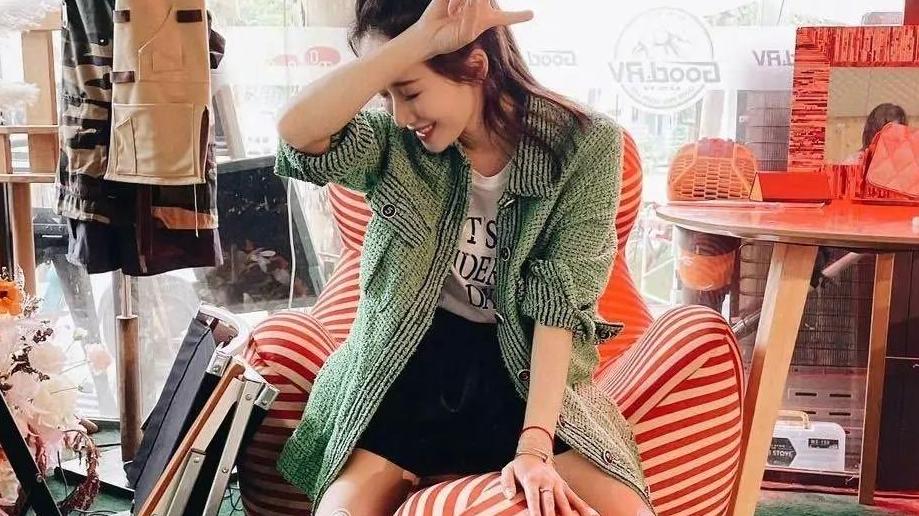 短裤 阔太李念真会打扮，扎半马尾穿短裤好显嫩，配小腿袜女团腿抢镜