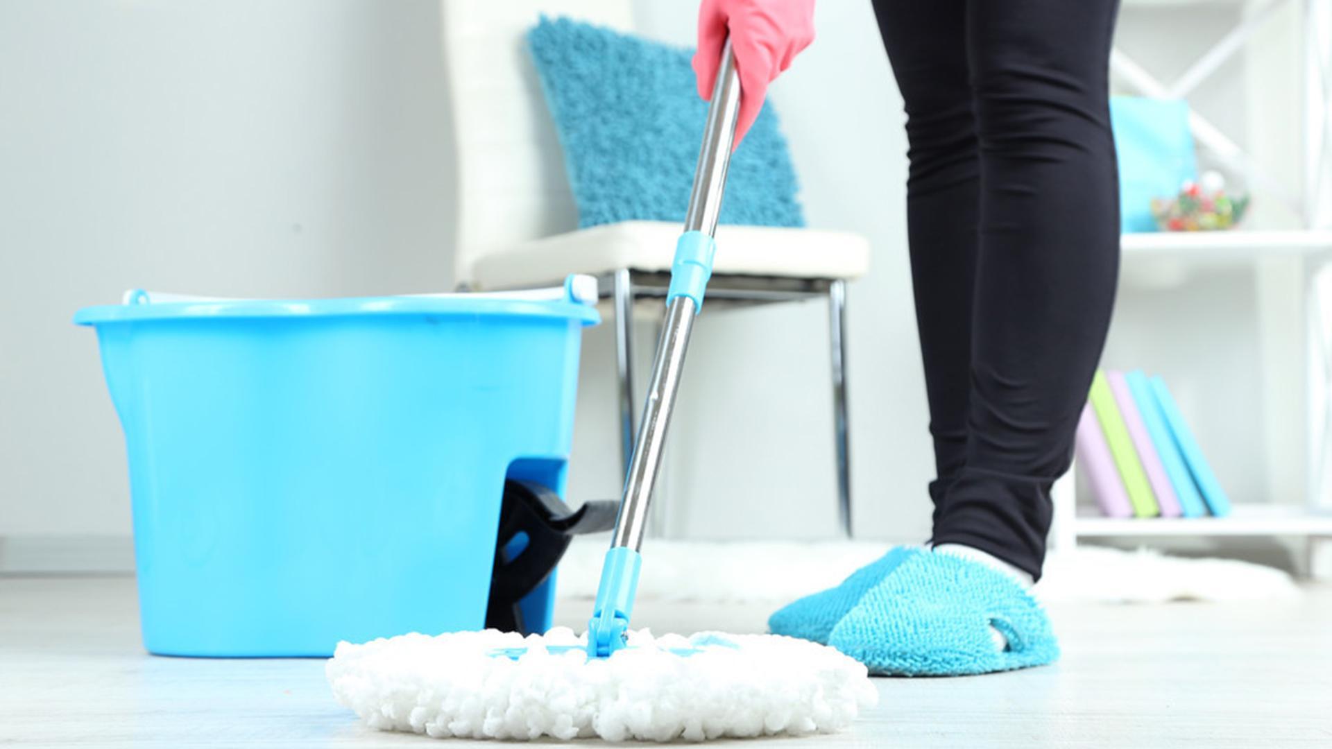 拖地时闻到一股“腥味”？教你正确做法，地板锃亮不落灰，学到了