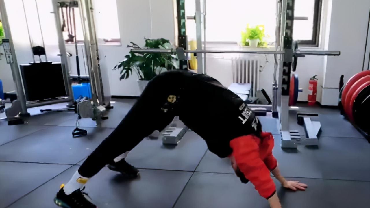 袁弘 袁弘夫妇合体秀恩爱，扫楼都要粘着一起走，张歆艺瘦身成功后好美