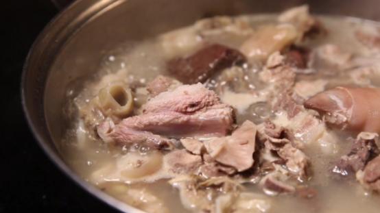 猪头|白煮猪肉其特点是皮肉夹杂，富有韧性，也是饮酒佳肴