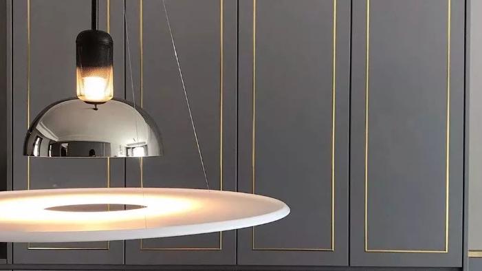 柜门怎么选？肤感膜还是烤漆门？听老师傅说明就明白了