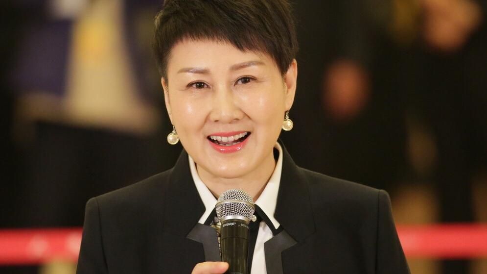 短发 张凯丽的“不等式短发”告诉我们，留对发型太重要，不装嫩显年轻