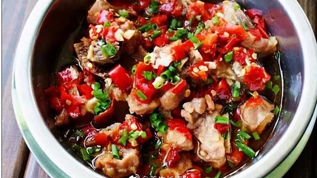 排骨|#家宴必备压轴硬菜#猪肉炒秋葵、干锅八爪鱼、山药炖鸭、肉片汤、剁椒蒸排骨土豆