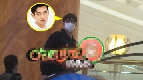 眼镜 李现外出逛商场，发型乖巧戴黑框眼镜，上扶梯时不自觉“摇花手”