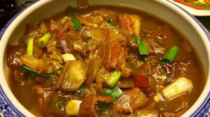 广东省|广东大妈摆摊卖汤粉，8元一碗全是料，涂指甲油抓粉劝退客人