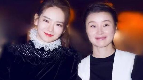 穿衣搭配 吴越穿得低调朴素，扎低马尾和小12岁戚薇同框，乍眼看像是母女