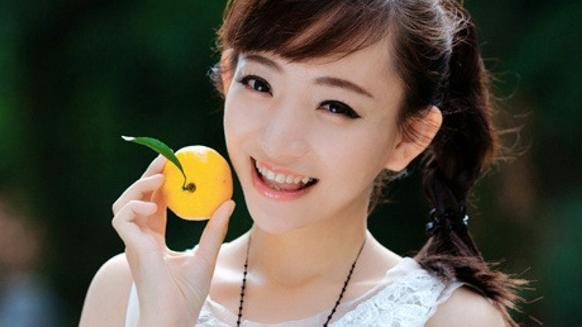 半夜醒来，我听见客厅外的卫生间传来嗲嗲的女声，老公笑得很开心