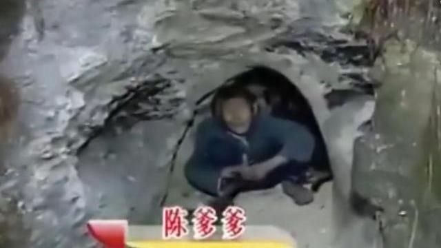 中年女同学自留地|老夫妻住狗洞吃剩饭，进出只能佝偻着身子，晚上和野狗共眠