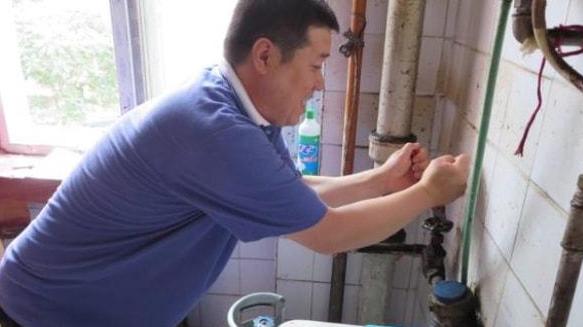 哲学筱筱 丈夫帮女邻居修1个小时水管，亲手毁掉10年婚姻：原来不是我就行