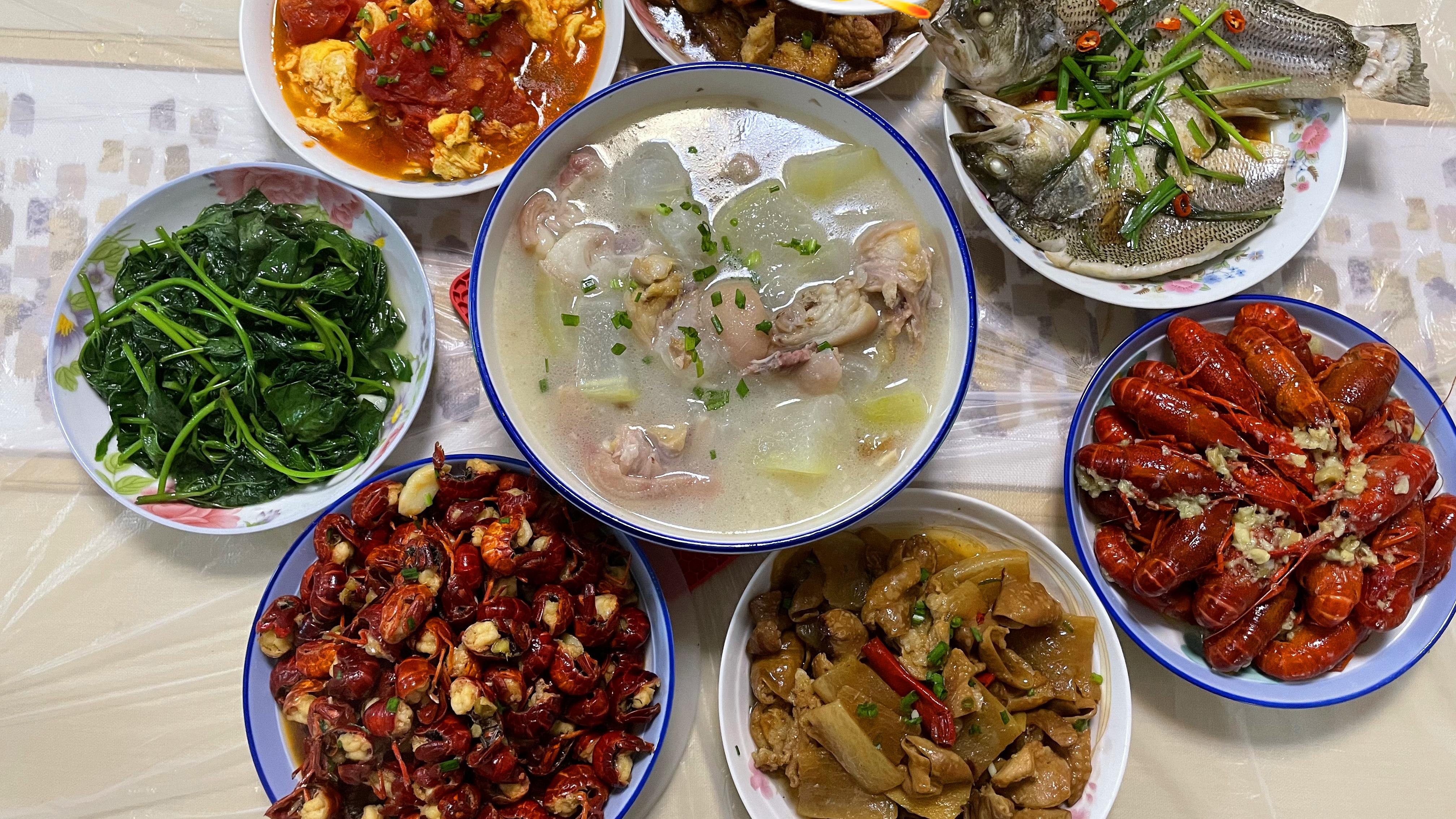 米粉|回婆家吃饭，婆婆做了满满一大桌，朋友圈火了，网友：中国好婆婆