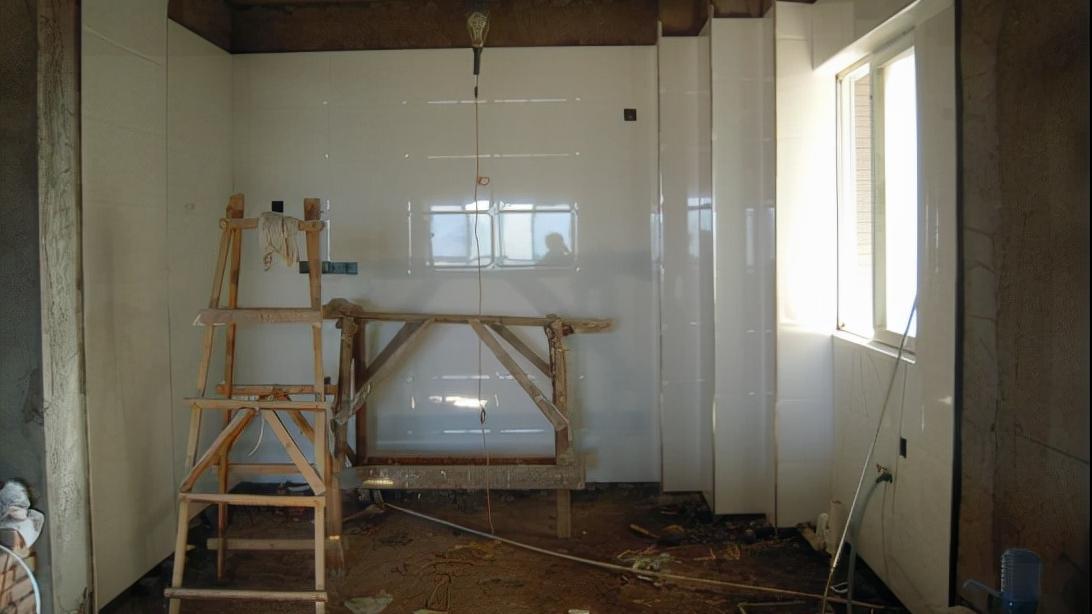 嫌踢脚线太难看，能不装吗？师傅说暗贴踢脚线才是最棒的