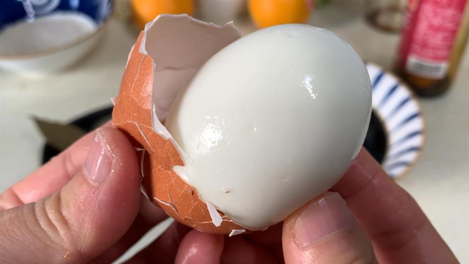 煮鸡蛋时，直接加水煮是错的！多加1步，又嫩又营养，壳一碰就掉