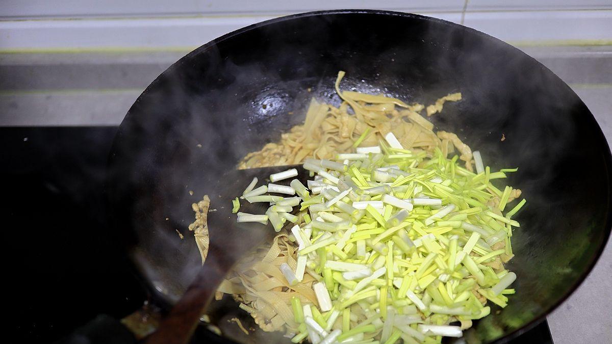 里脊|神奇的蒜黄，全身通黄，竟可以做出一道好吃的肉丝蒜黄炒豆腐丝