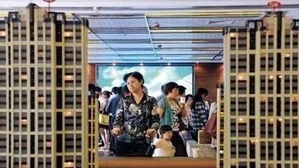 静静聊澸情|房屋中介费太高合理吗？多地出台新规：二手房交易改革要来了