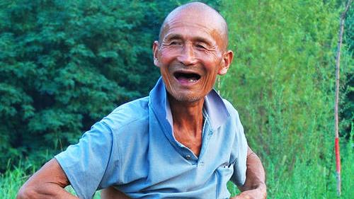 吴嘉情吧 身患三种癌症的老周居然因为第三个孙女的出生放弃治疗