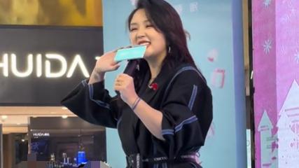 饮食 何洁复出忙捞金，减肥初见成效腰围小了不少，演唱水平依旧在线