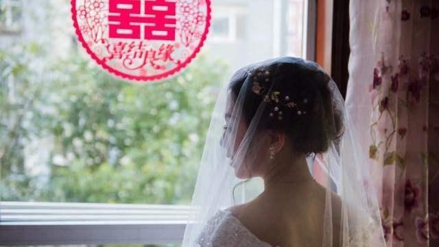 从不改名的小蘑菇|为什么有人想女远嫁，有人想女留在身边，这两个女人说了心里话