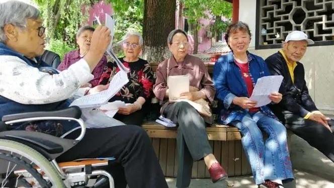 小鹿与驴 66岁的老人：去儿子家里养老，就像保姆一样累，还是回老家养老好
