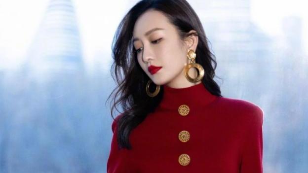 美颜|王鸥身材太绝！穿红丝绒裙配毒汁靴，真是39岁的“阿姨”吗？