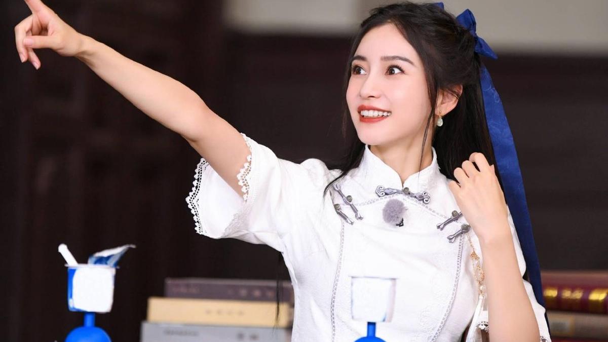 穿衣搭配|?Baby新造型变清纯女学生，穿民国装扎双马尾好少女，哪像生过娃