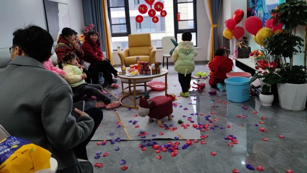 她家辛苦四个月终于乔迁啦，特别喜庆，看着都很想入住，分享一下