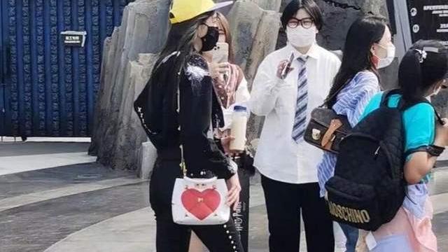 生图|明星扎堆去环球影城，生图和精修图差别太大了，关晓彤又被吐槽土