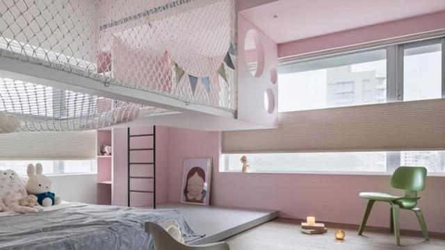 儿童房不用做上下铺，打个地台床可睡2个娃，顶部再挂个多功能区