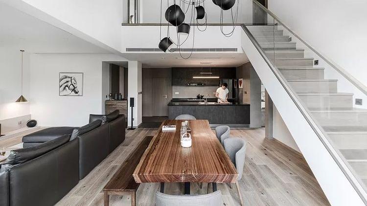 216平的现代风复式大宅，还有个惹人羡慕的露台花园