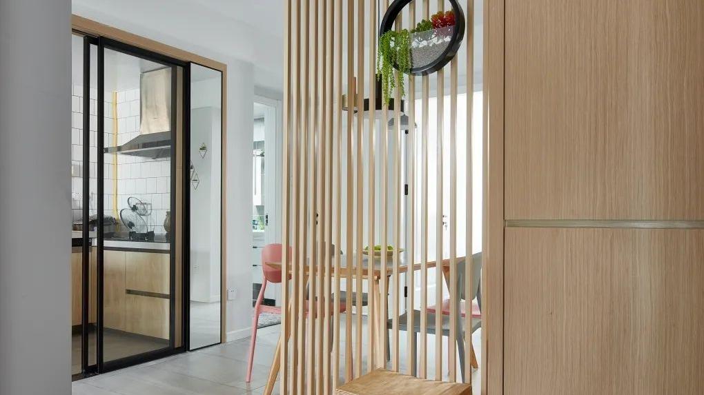 玄关墙这样设计，简单实用个个经典，别再说不会装了！