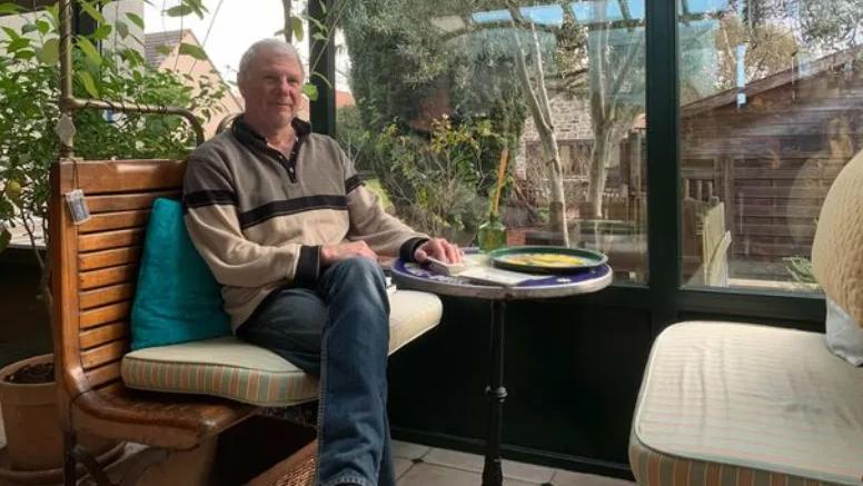 3岁第一次坐地铁被迷住，法国人花一生把家装修成巴黎地铁