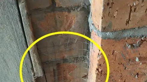 家里砌墙，一定要叫师傅贴上钢丝网，聪明人都知道，用50年没问题