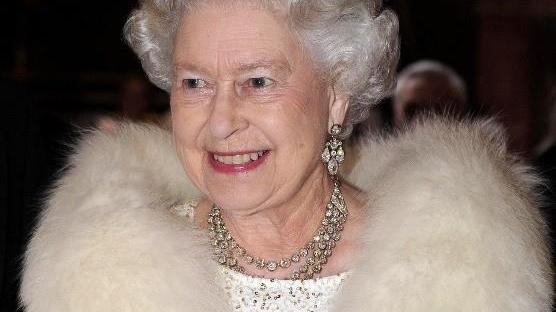 英女王“抗冻”有绝招，13岁开始穿纯白皮草，93岁才宣布不穿真皮