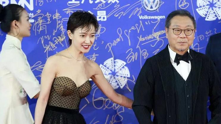 穿衣搭配|“假小子”焦俊艳换风格，穿抹胸裙变冷艳，没想到还真有料