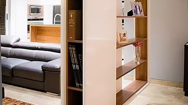 越来越多的人兴这样装隔断，用镂空雕花钢板，或用鱼缸，大气时髦