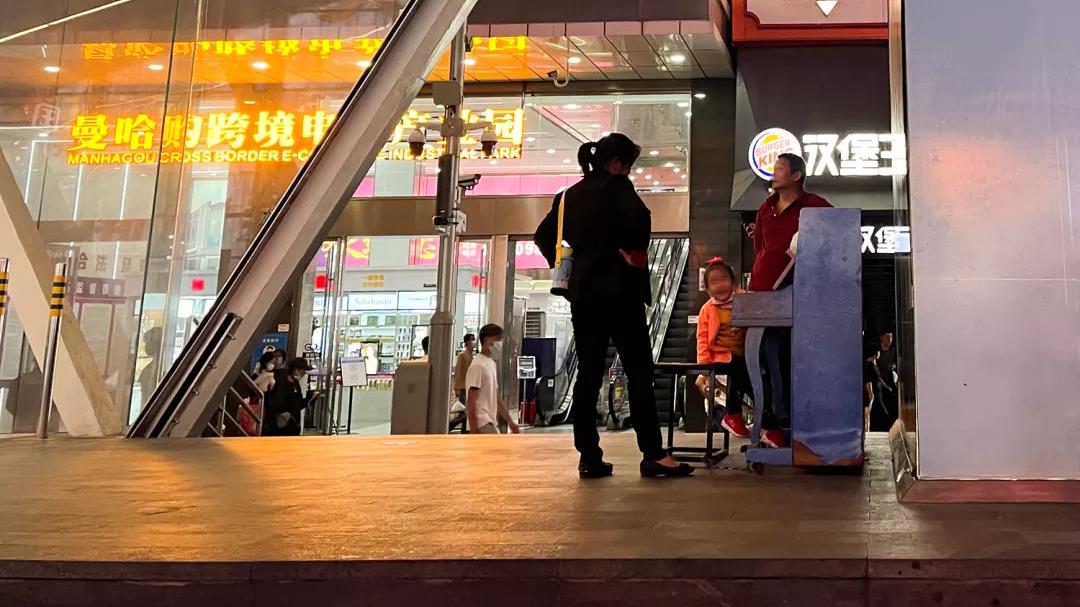 华强北双面人生：深漂21年的装修工，在街头弹起钢琴！