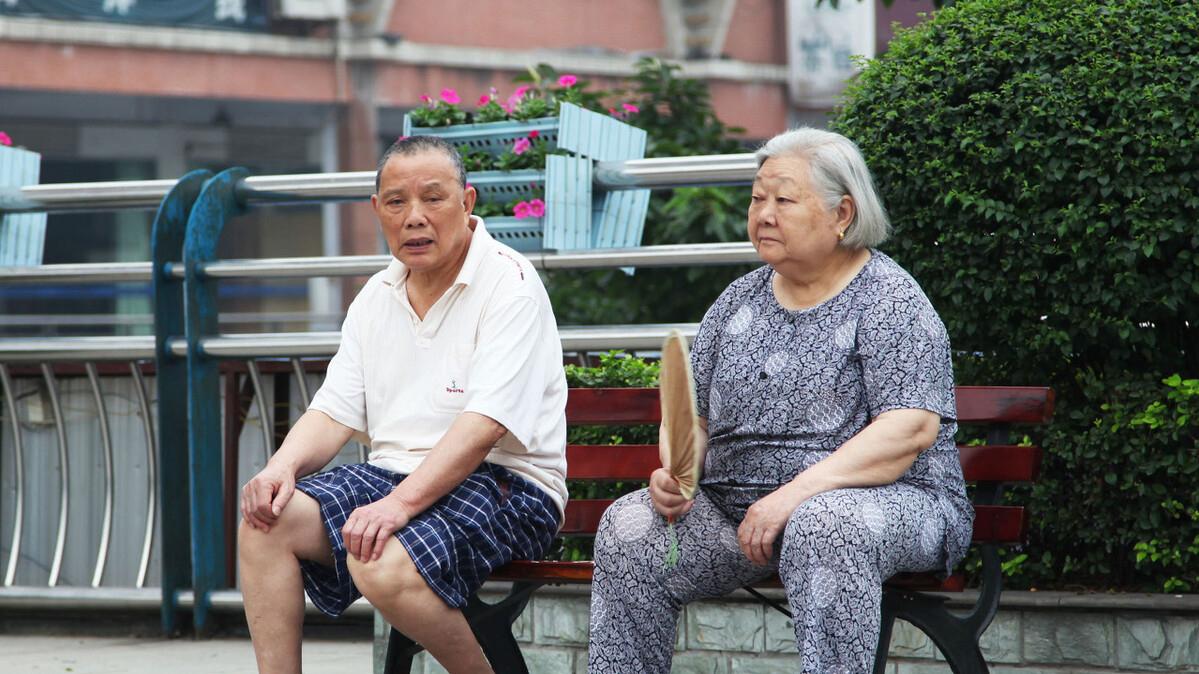 繁花妹说情感|83岁老人坦言：雇佣住家保姆来养老，就是一场残酷无情的金钱交易