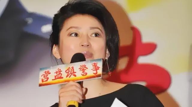 王小丫和张嘉译同框，黑色连衣裙配红丝带好独特，这才是实力女神