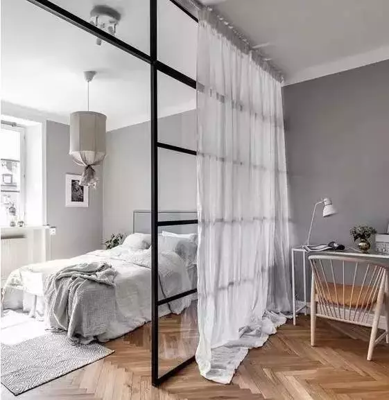 用隔断来代替门，把家里的单间变得和套房一样