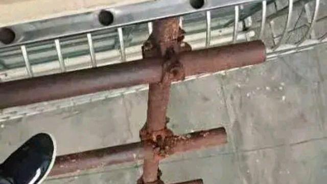 买学区房楼梯被拆，自制铁楼梯爬了五年，霸道住户连累了一栋楼